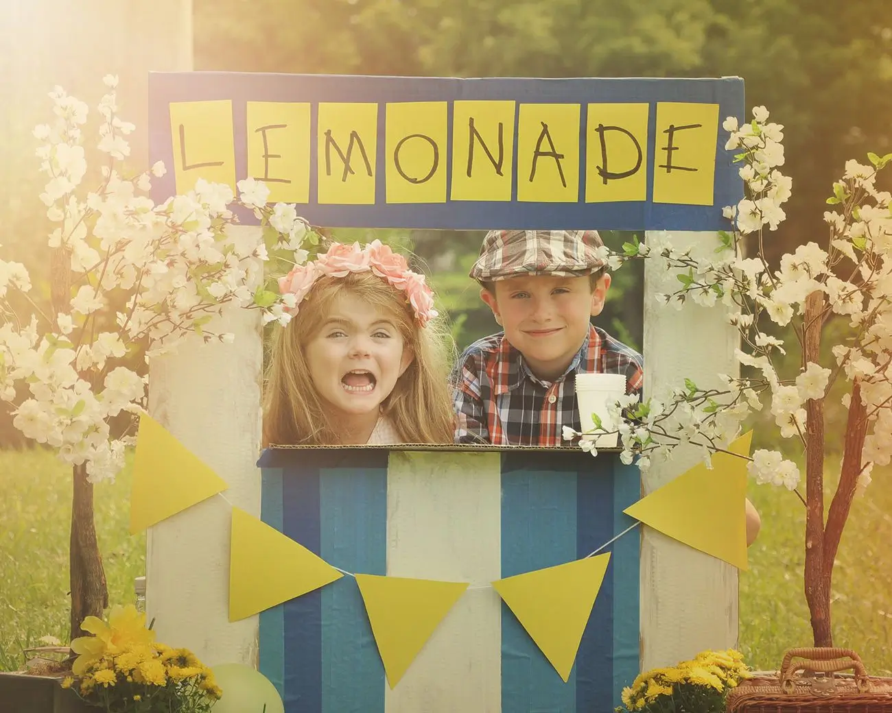 Dvě děti u stánku s limonádou.